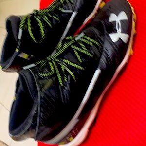 UNDER ARMOR highlights MC football cleats